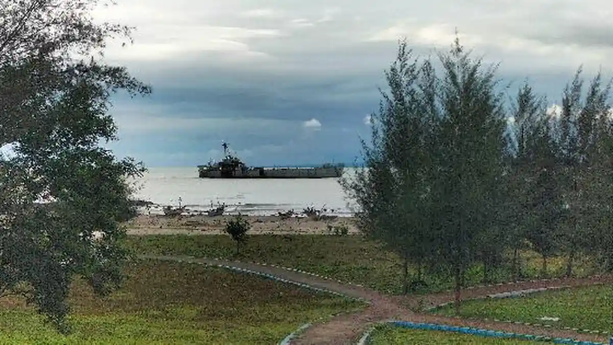 KRI Teluk Bone 511 Masih Terombang-ambing Laut Pariaman, Masyarakat Minta Segera Diangkat
