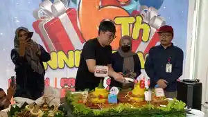 Pemotongan-tumpeng-perayaan-HUT-ke-6-Maxi-Store-Alauddin.jpg