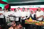 Khofifah-Indar-Parawansa-dan-Emil-Dardak-menggelar-syukuran-bersama-para-relawan1.jpg