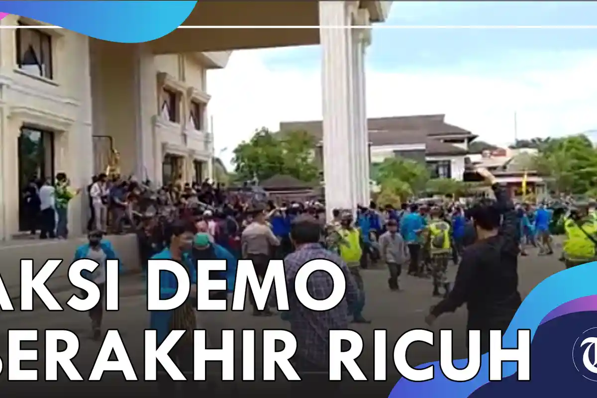 VIDEO Lemparan Batu Dibalas Gas Air Mata, Ricuh Demo PMII di Kantor DPRD Provinsi Jambi