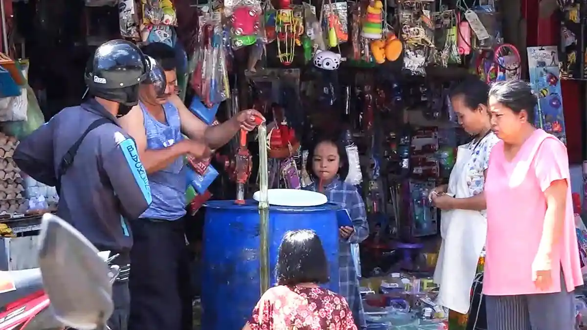 Minyak Goreng Kemasan Langka dan Mahal, Warga Toraja Utara Mulai Beralih ke Curah