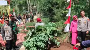 Warga-melintas-di-Jembatan-Merah-Putih-di-Desa-Jombok.jpg