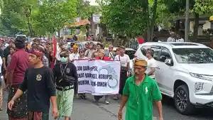 AKSI-MASSA-Masyarakat-Desa-Sudaji-Kecamatan-Sawan-saat-mendatangi-Kantor-Kejaksaan.jpg