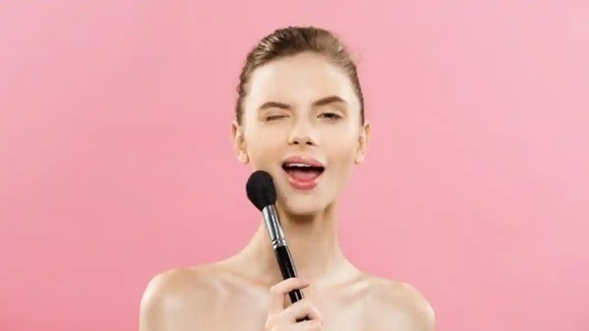 3 Rekomendasi Bedak Tabur untuk Tampilan Makeup yang Tahan Lama