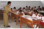 Guru Honorer Bertahan Hidup di Tengah Upah Tak Layak