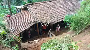Rumah-Engkus-Terdampak-Longsor.jpg