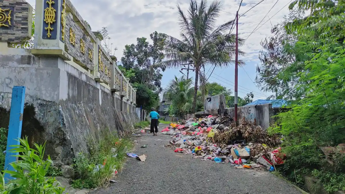 Tak Diangkut, Sampah Tutup Badan Jalan Lorong 3 Airsalobar 
