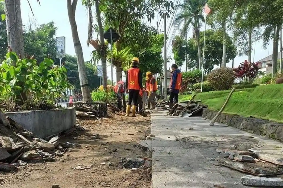 Pemkot Batu Mulai Kerjakan Proyek Trotoar Pangsud, Bakal Dibuat Glow In The Dark