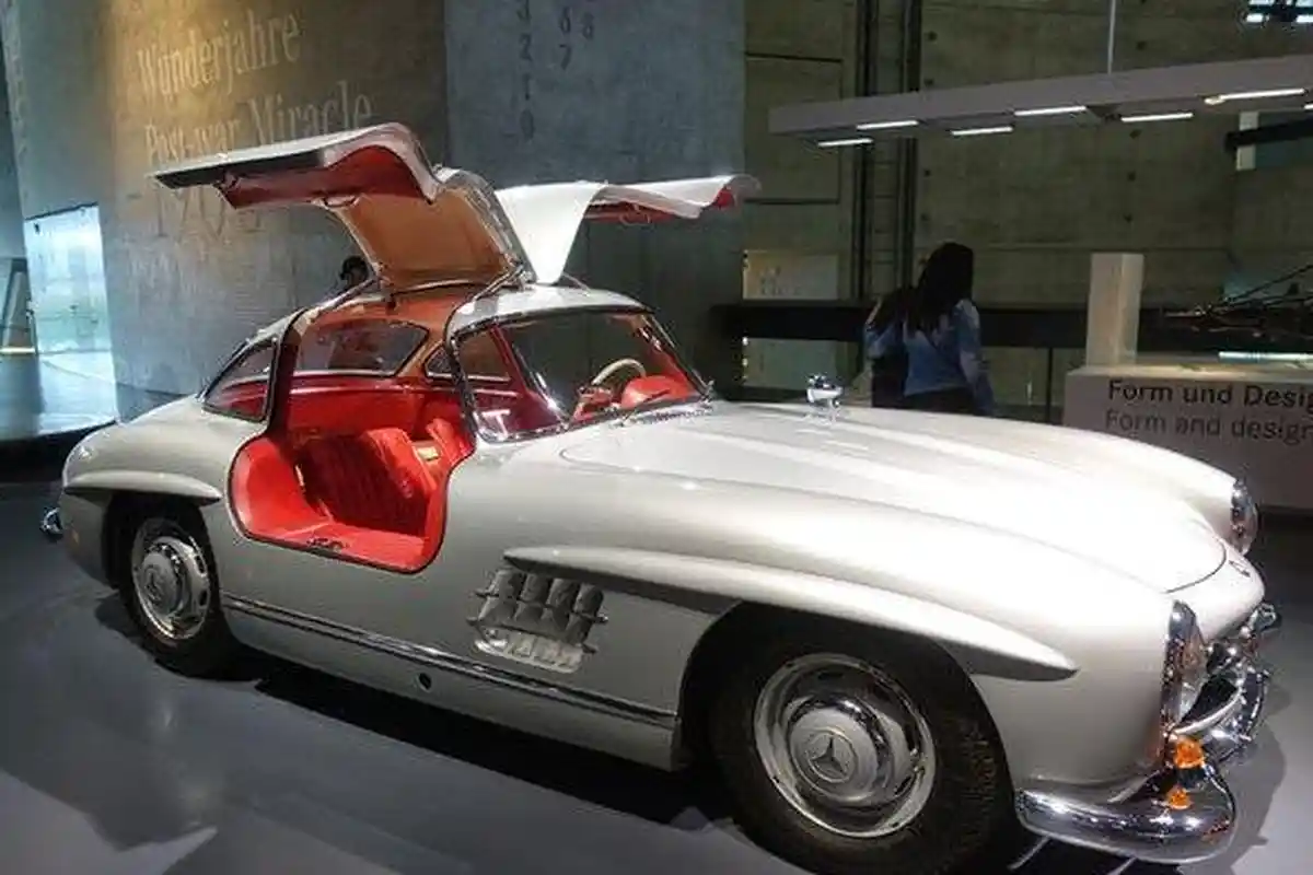 Harta Karun BJ Habibie Mercedes Gullwing Ditemukan Dalam Hutan di Jambi, Nyangkut di Atas Pohon