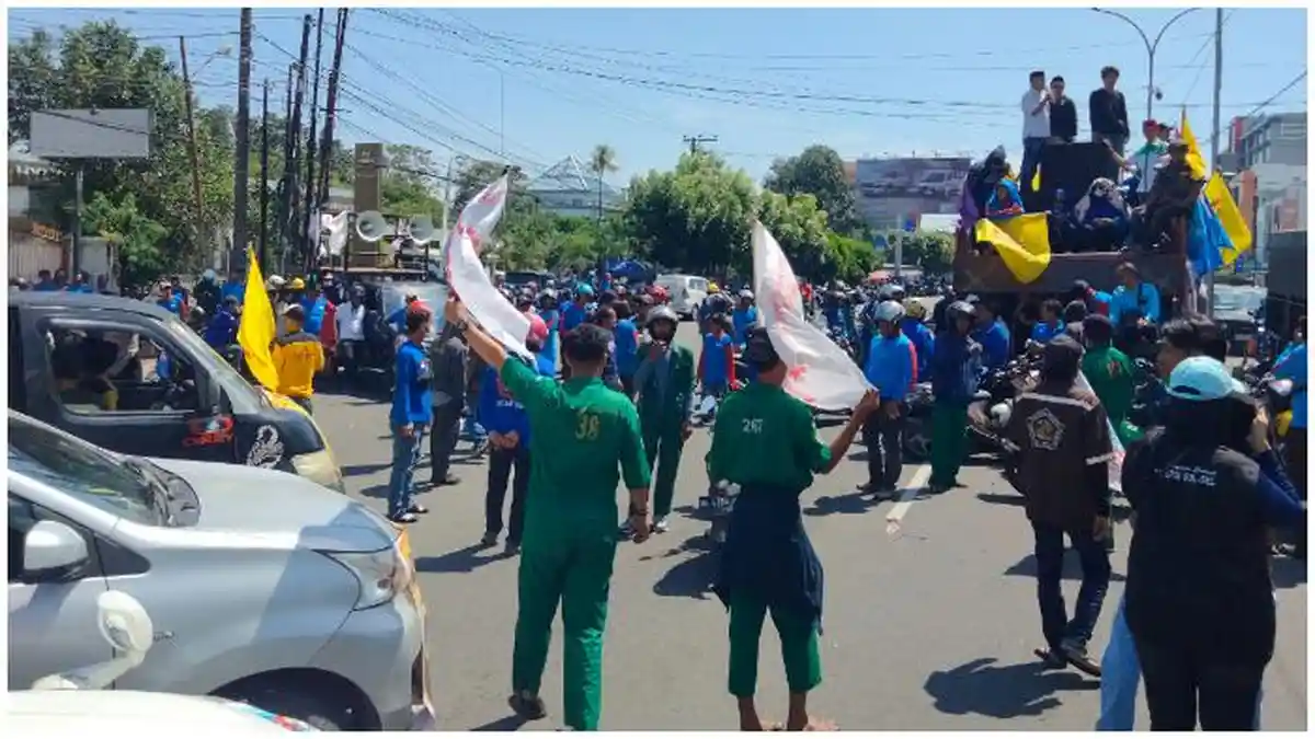 BREAKING NEWS: Massa KSPSI Blokade Jalan Urip Sumoharjo arah Bawakaraeng Depan DPRD Sulsel