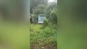 kecelakaan-bus-SekOLAH-di-jalan-Ahamad-Yani-di-Desa-Kersik-Putih2.jpg