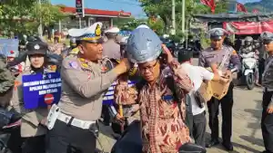 Kasatlantas-Polres-Trenggalek-AKP-Sony-Suhartanto-membagikan-helm-baru-kepada-pengendara.jpg