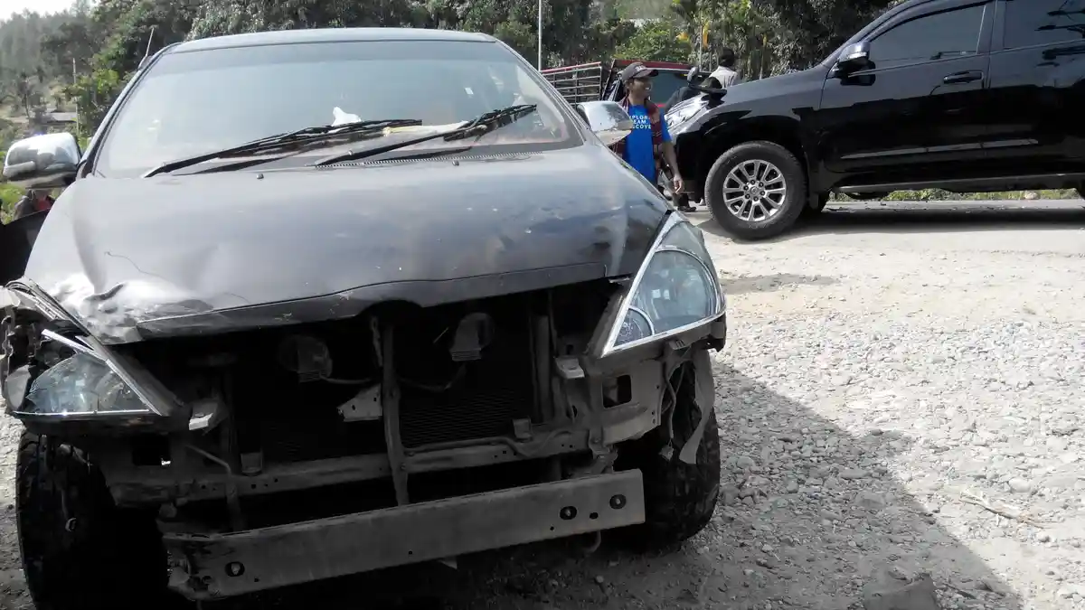 BREAKING NEWS - Mobil Dinas Bupati Galus Laga Kambing dengan Taksi 88