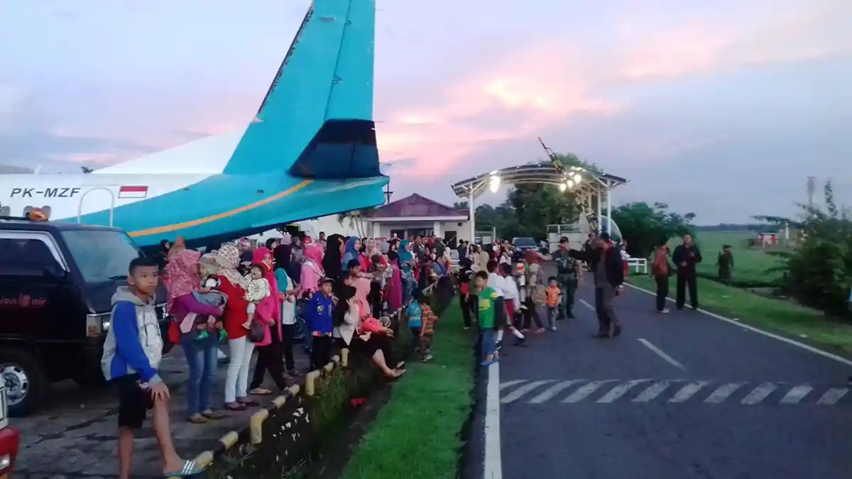 Yanti Datang Sejak Subuh untuk Saksikan Paskhas TNI AU Terjun Payung