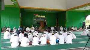 Santri-dan-sejumlah-warga-mengikuti-Tausiah-Agama-di-Pondok-Pesantren-Al-Khairaat.jpg
