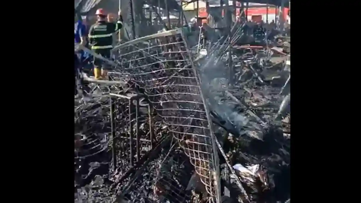 Damkar Masih Lakukan Proses Pendinginan di Lokasi Kebakaran Pasar Raya Padang