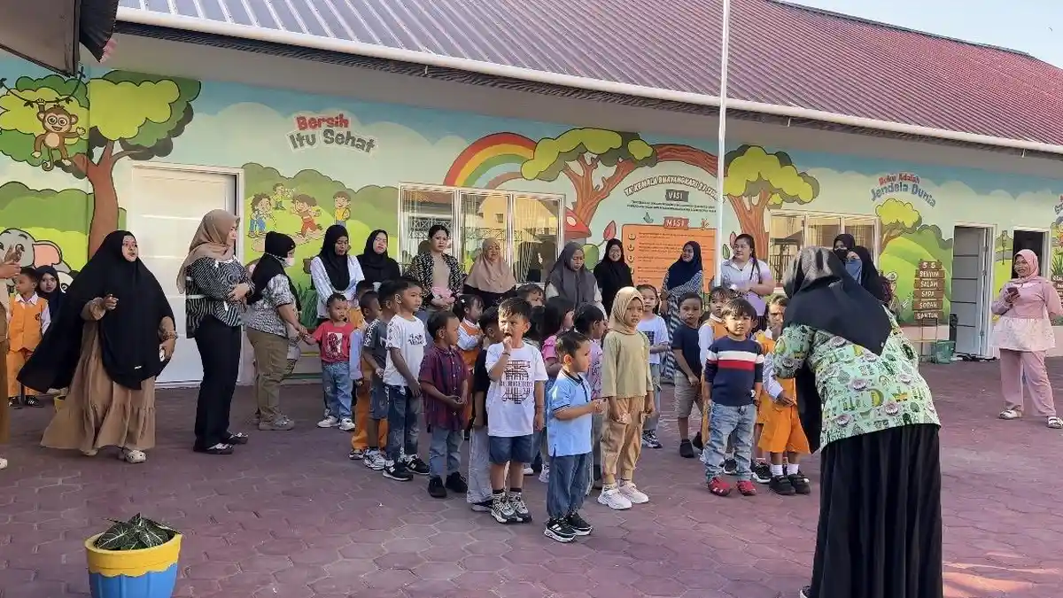 Gerakan Ayah Antar Anak Sekolah di Sidrap Belum Maksimal, Hari Pertama MPLS Masih Didominasi Ibu-Ibu - Tribun-timur.com