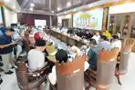 DPRD-Balam-gelar-RDP-pemasangan-bendera-partai-pakai-mobil-dinas.jpg