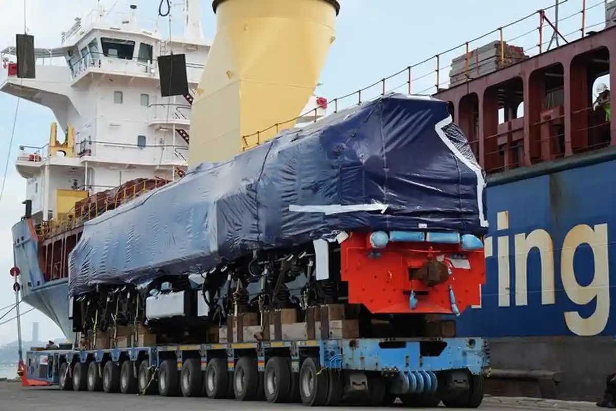 PT KAI Divre IV Tanjungkarang Terima Lokomotif Baru Tipe CC 205 dari AS