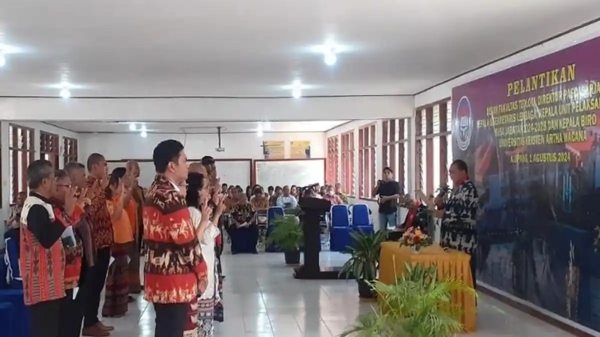 Prof. Godlief Lantik Belasan Pejabat Struktural Lingkup UKAW Kupang Periode 2024-2028