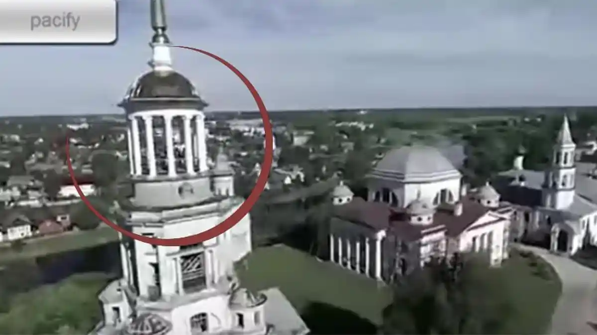 VIDEO MESUM Sepasang Wisatawan di Menara Tempat Ibadah Terekam Drone