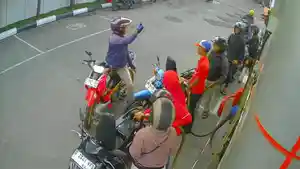 Aksi-koboi-seorang-pengendara-yang-membawa-senjata-seperti-pistol.jpg