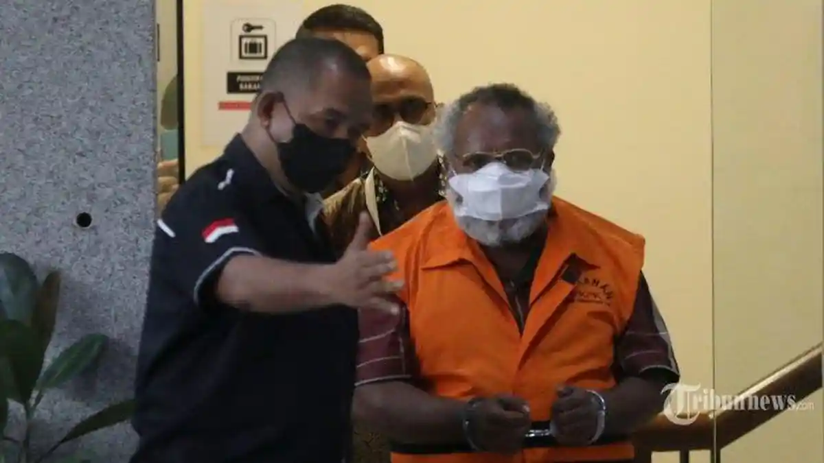 KPK Jebloskan Eks Bupati Mimika Eltinus Omaleng ke Lapas Makassar, Korupsi Pembangunan Gereja