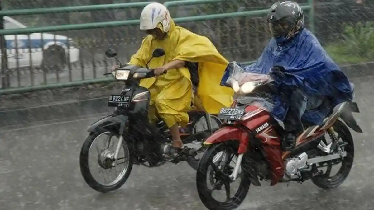 Kerap Berkendara saat Hujan? Simak Tips Melewati Jalan Licin Pakai Motor