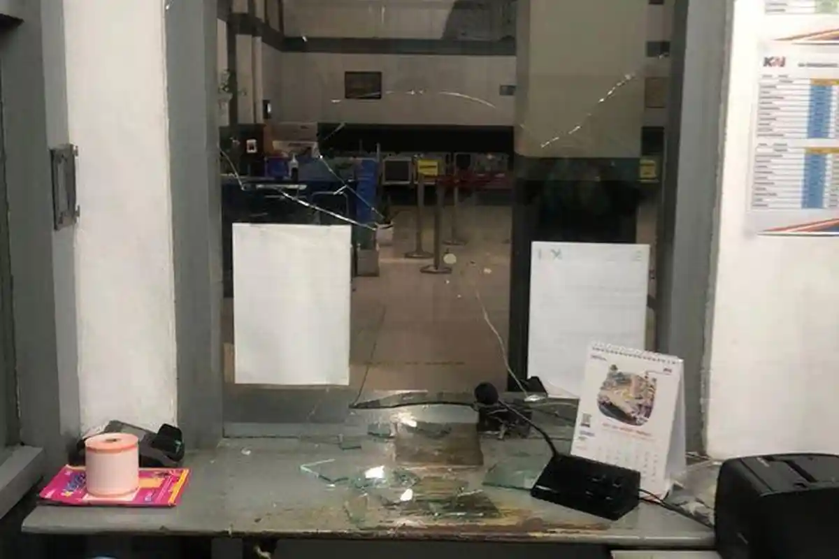 Calon Penumpang Pecahkan Kaca Loket Stasiun Pangrango Sukabumi Imbas Dilarang Naik Kereta