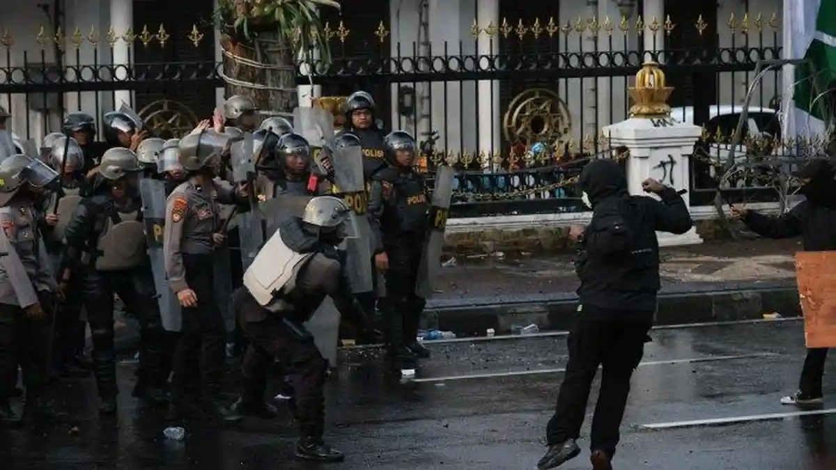Wartawan di Surabaya Jadi Korban Pemukulan Polisi saat Liput Demo Tolak UU TNI, Handphone pun Raib