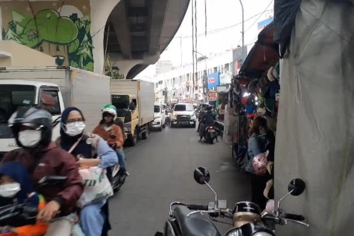 Macet Panjang di Jalan Dewi Sartika Ciputat, Pengendara Ramai-ramai Lawan Arah