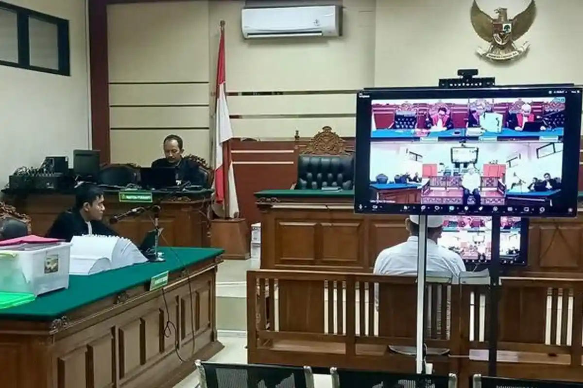 Akui Perbuatan Nakalnya, Terdakwa Dugaan Korupsi Dana Hibah PKBM di Pasuruan Menangis Saat Sidang