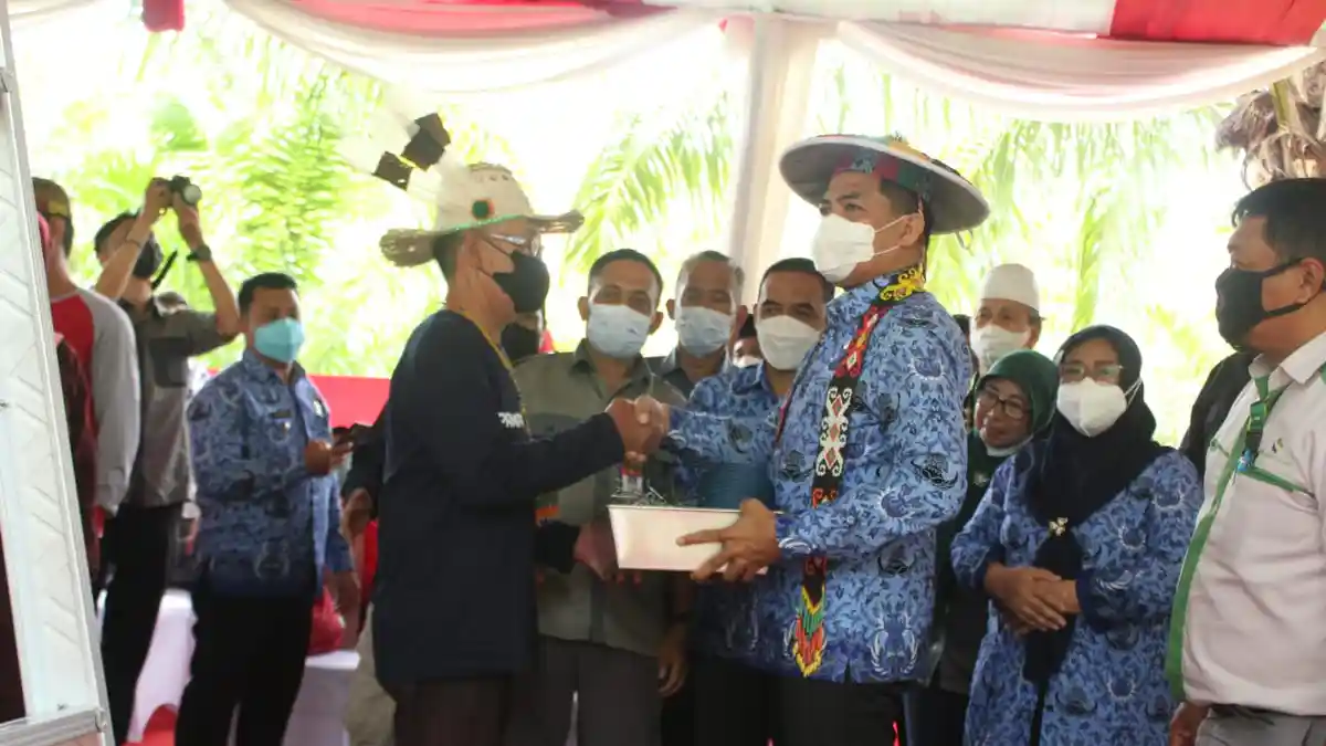 Walikota Samarinda Andi Harun Serahkan Bantuan Alat Perkebunan ke Petani Pampang