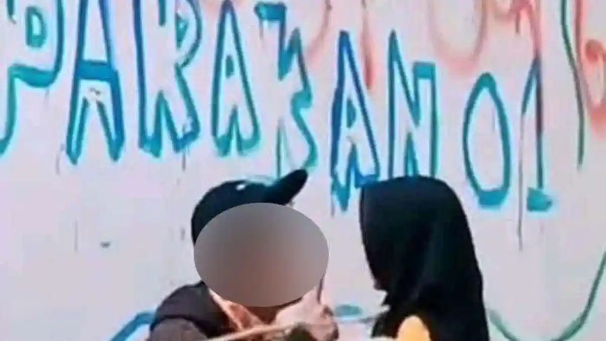Heboh Video Syur Parakan 01, Ternyata Pelajar Buka Paksa Rok Ceweknya, Direkam Lewat Lubang Pagar