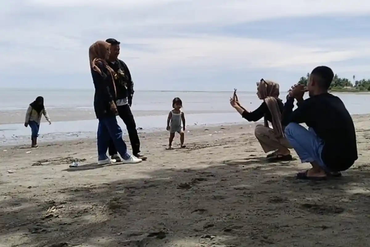 Ramai Dikunjungi Warga, Pantai Babana Sajikan Spot Foto Memukau, Incaran Millenial