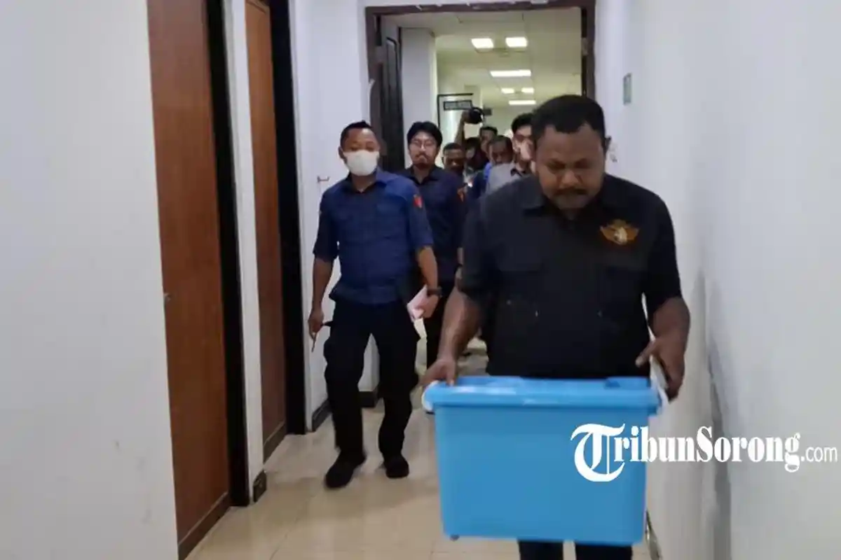 Geledah Ruangan Bagian Hukum dan BPKAD Kota Sorong, Penyidik Kejati Papua Barat Sita Puluhan Dokumen