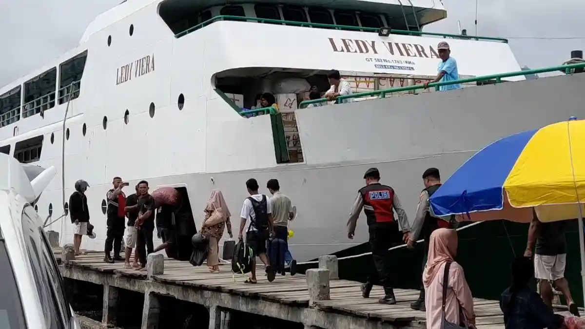 Jelang Natal, Pelabuhan Rakyat Luwuk Banggai Dipadati Penumpang