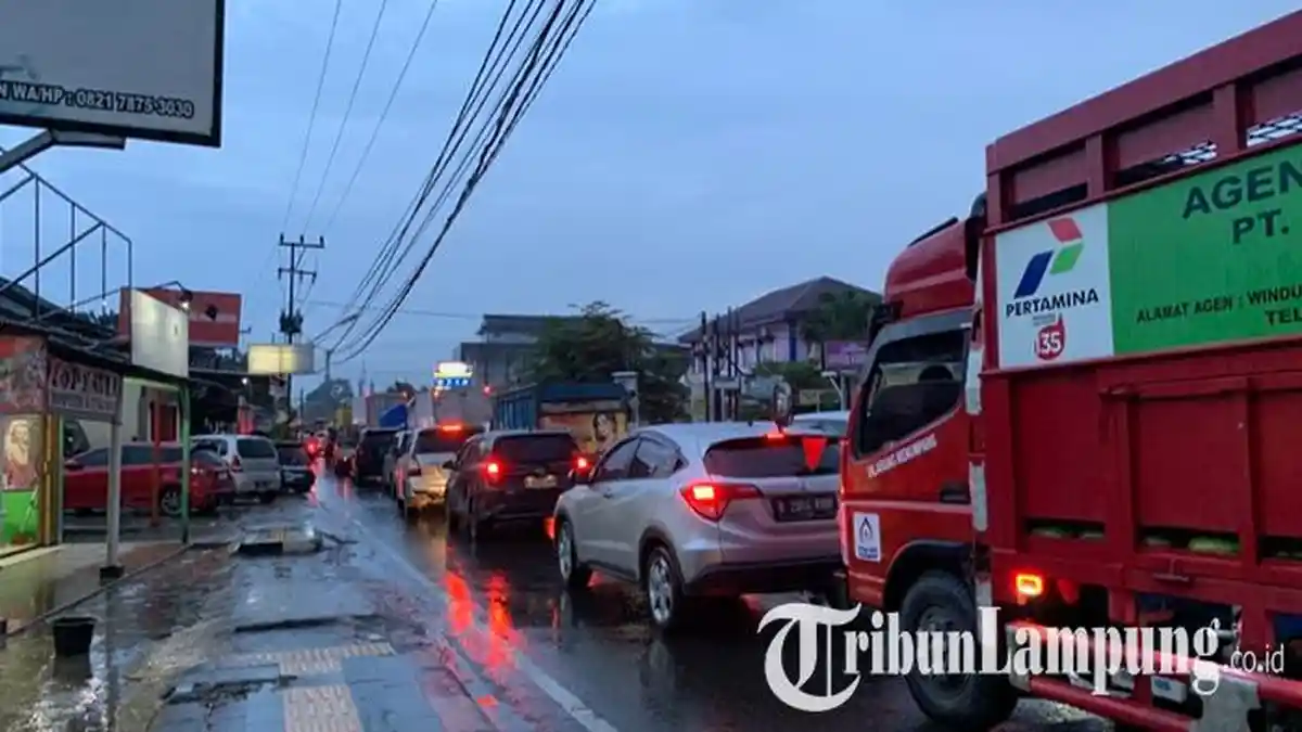 Pemotor Nekat Melintasi Banjir di Pesawaran Lampung, Berujung Mogok