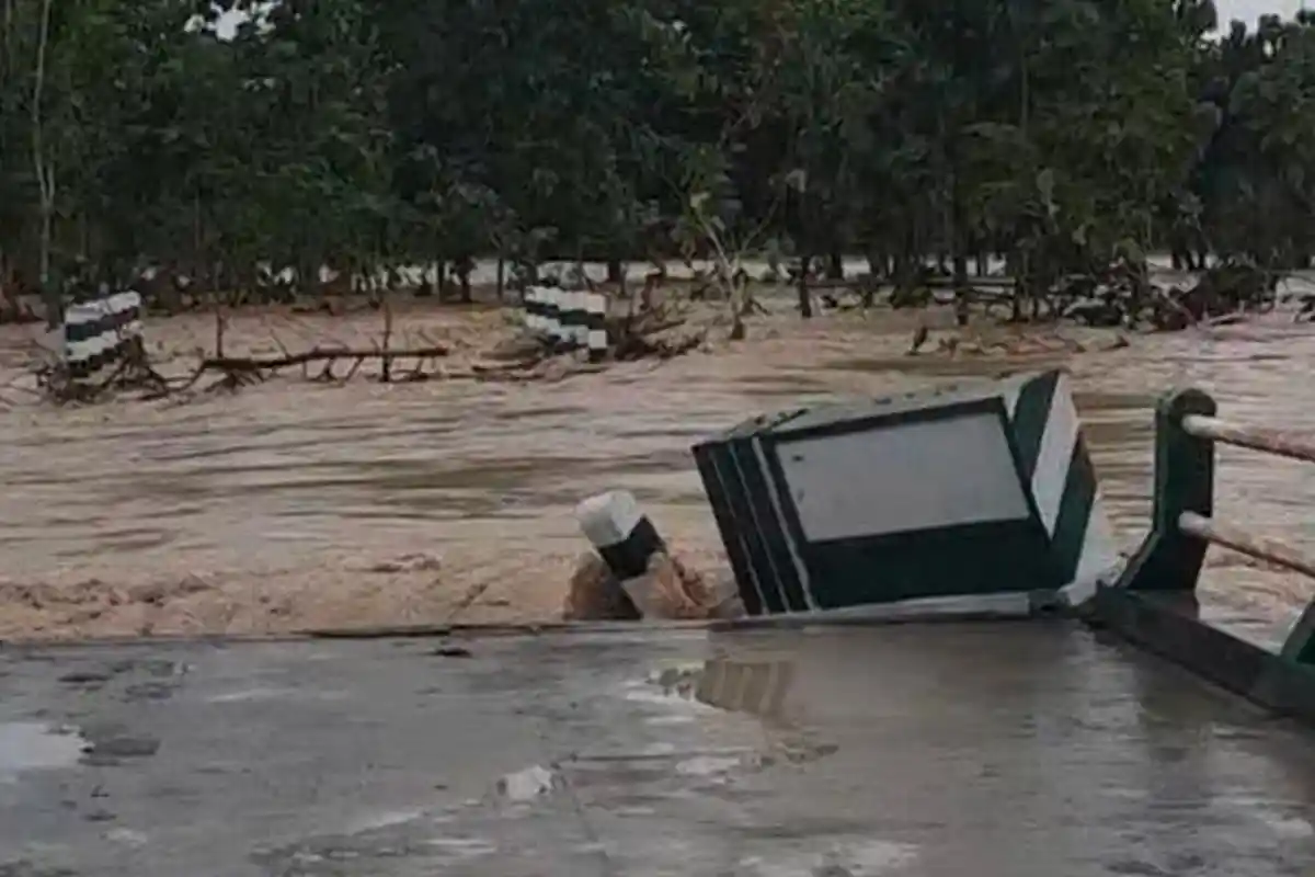 Banjir Rendam 4 Kecamatan di Bojonegoro, Sebabkan Jembatan Putus hingga Mobil Hanyut