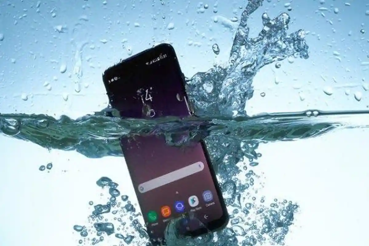 Lakukan Langkah-langkah Berikut Jika Ponsel Anda Tercebur ke Dalam Air