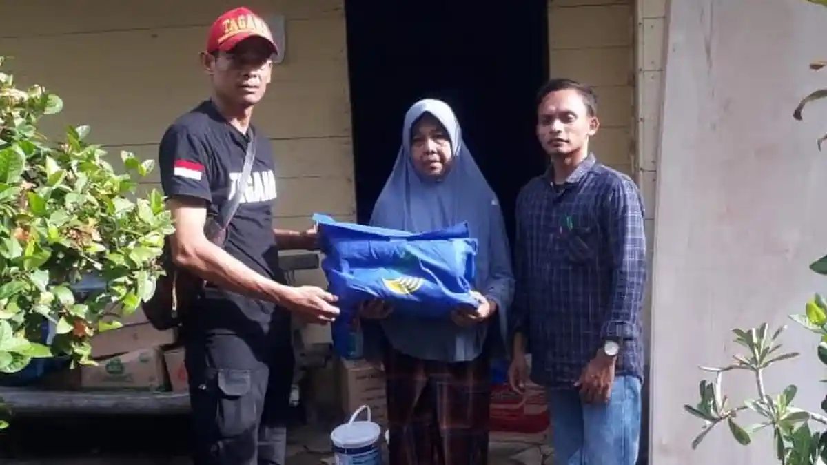 Dinsos Bireuen Salurkan Bantuan Masa Panik untuk Korban Kebakaran