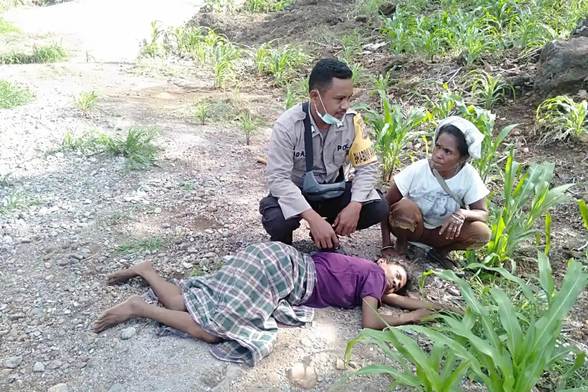 Mabuk Miras dan Depresi, Seorang Perempuan di Lembata Ditemukan Pingsan di Tepi Jalan