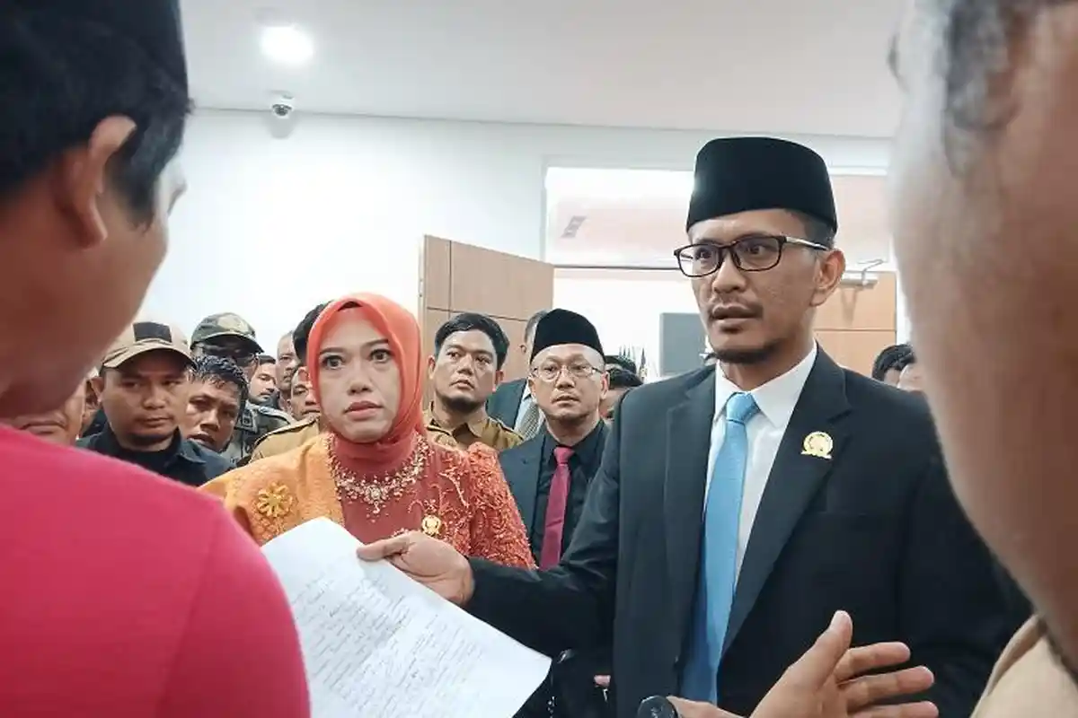 INI yang Pemuda Sulbar Tuntut Saat Demo di Tengah Pelantikan Pimpinan DPRD Sulbar