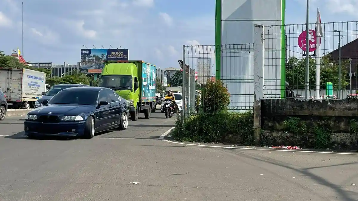 Jalan Menyempit di Depan SPBU Rawabuntu, Warga Tangsel Mengeluh: Rawan Kecelakaan