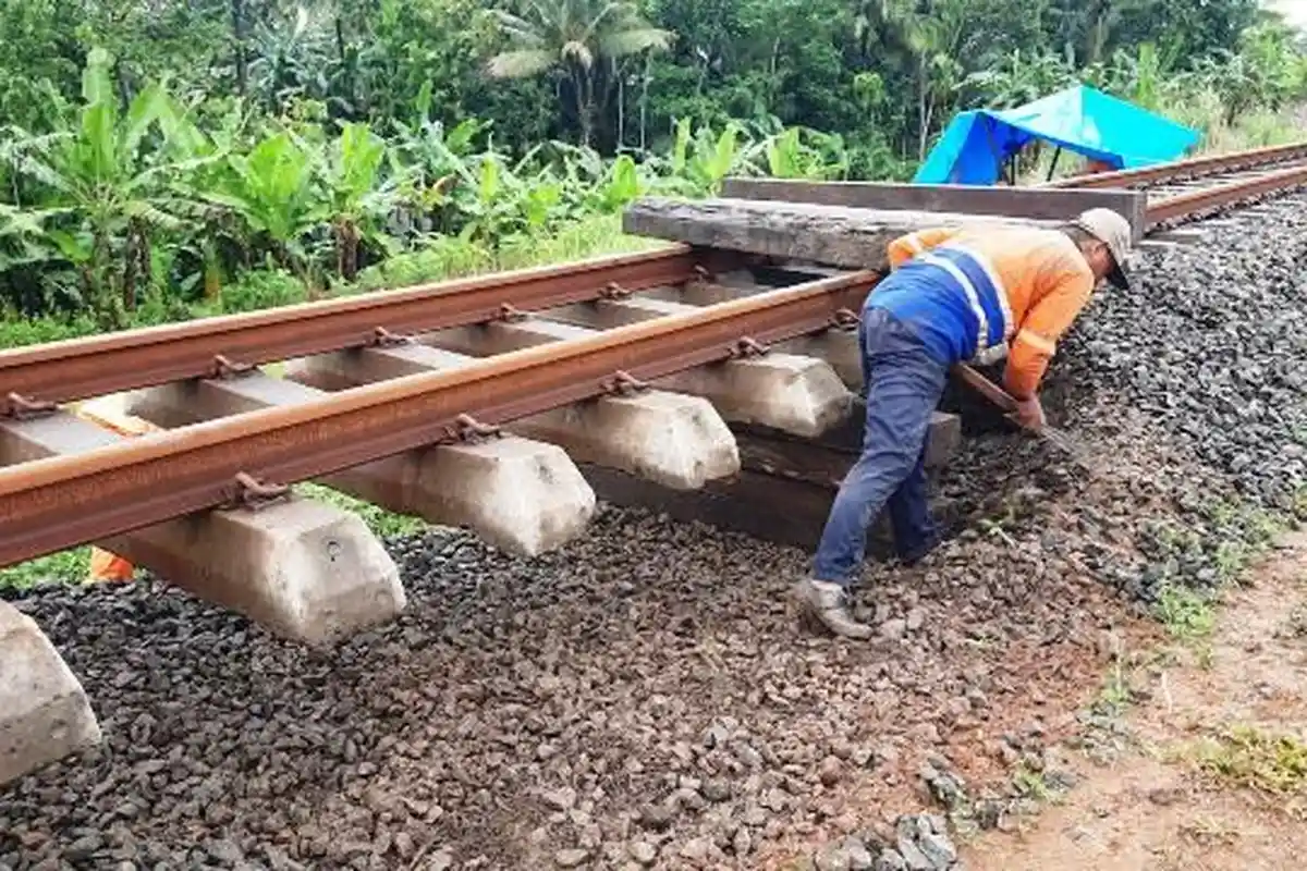 Jalur KA Petak Jalan Jeruklegi - Kawunganten Ambles, Berikut KA yang Mengalami Keterlambatan