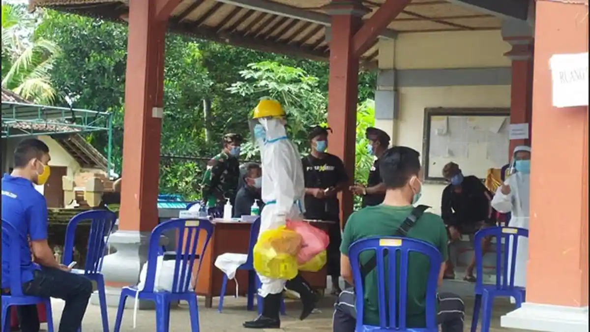 Ratusan Warga Pejeng Kangin Gianyar Jalani Rapid Test Antigen, Dua Orang Reaktif