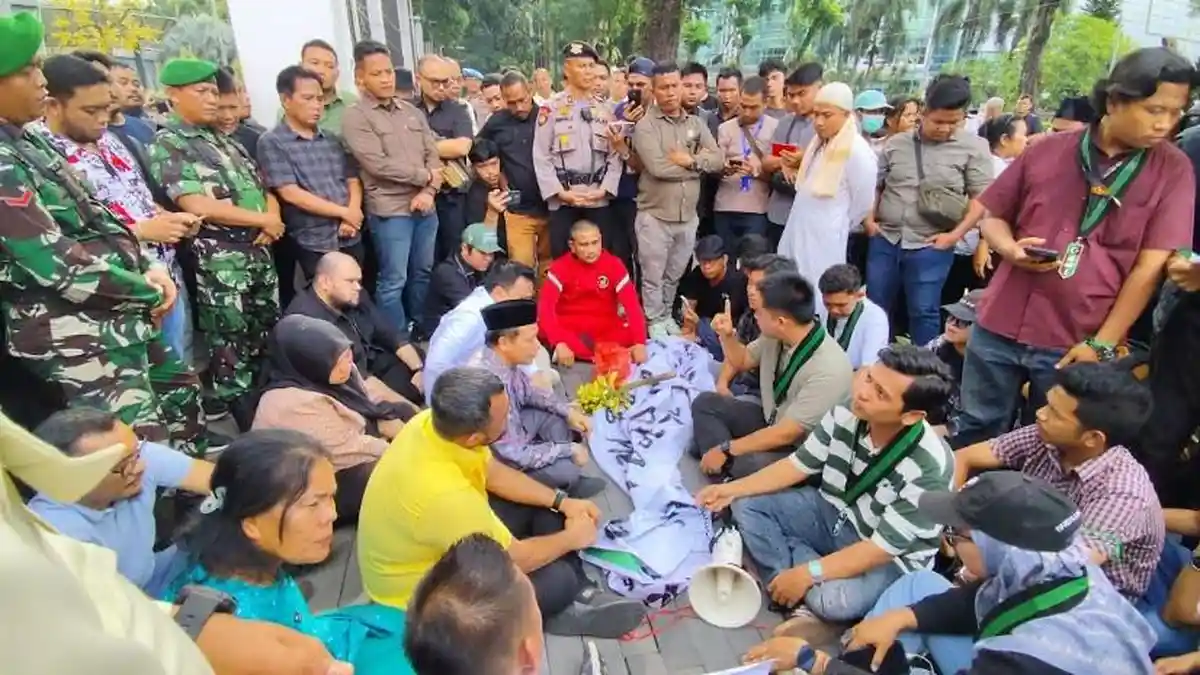 HMI Demo DPRD Medan Bawa Pisang, Singgung Anggota Dewan yang Viral Dugem di Tempat Hiburan Malam