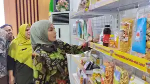Bupati-Kendal-lihat-produk-UMKM.jpg