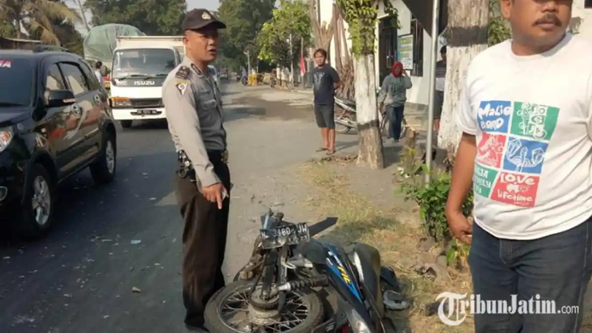 BREAKING NEWS - Kecelakaan Maut Motor Vs Truk di Jalan Raya Kediri, Pengendara Motor Tewas di Tempat