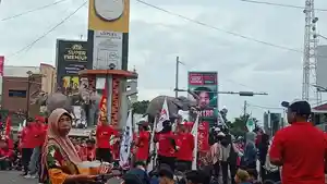 Aksi-Hari-Buruh-di-Tugu-Adipura-11.jpg